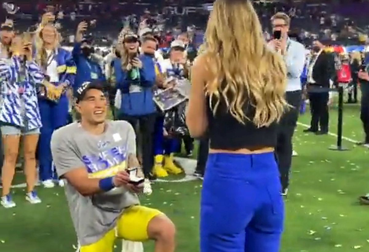 Moment spectaculos după ce a triumfat în SuperBowl » De Valentine's Day și-a cerut iubita de soție pe teren