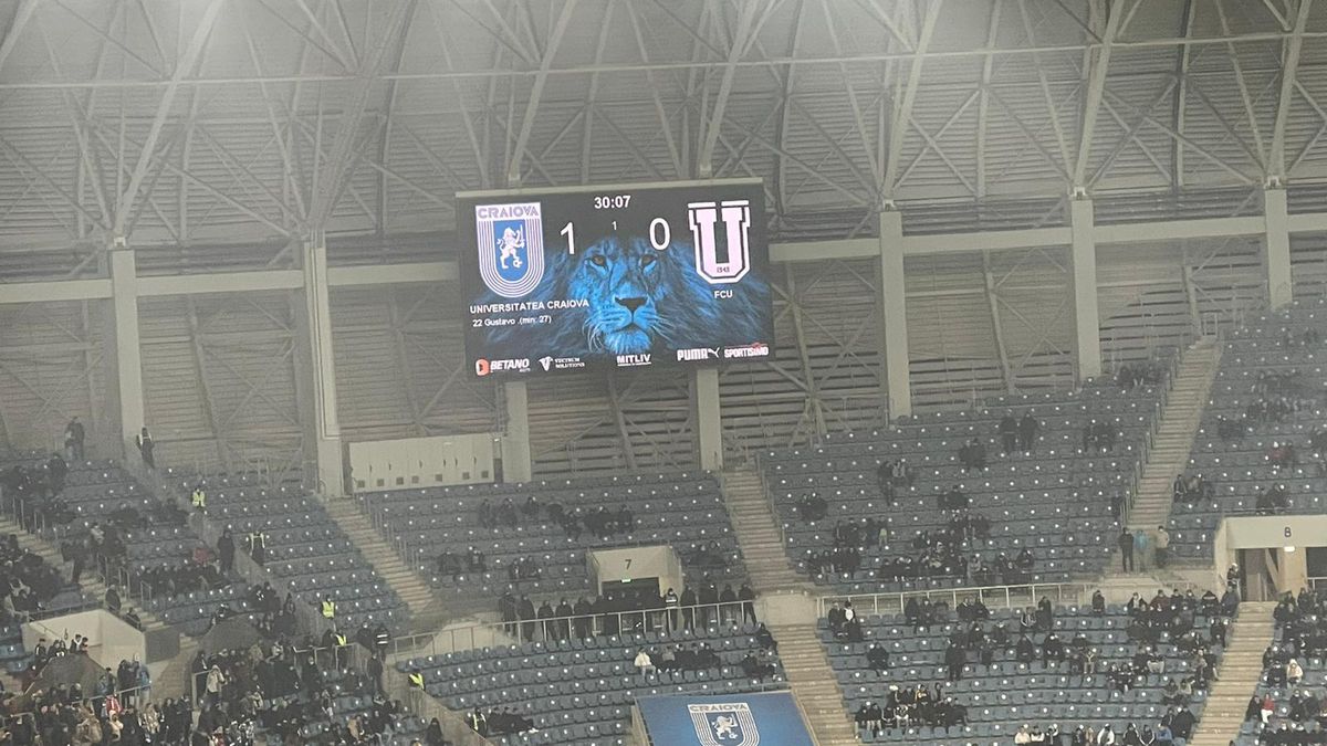Mesaje ironice ale fanilor în CS Universitatea Craiova - FCU Craiova