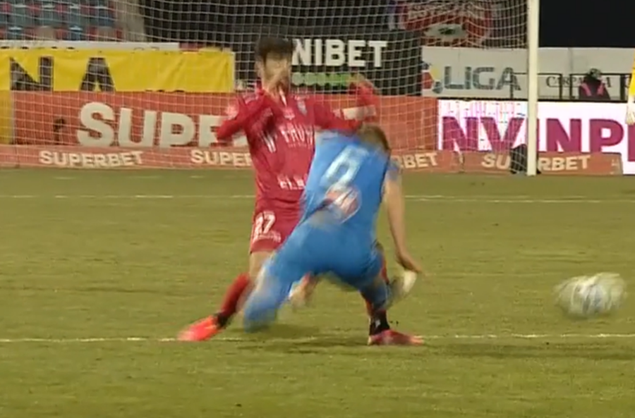 Momentul contactului Putea să-i rupă piciorul! Intrare violentă în Liga 1 » Arbitrul și-a schimbat decizia