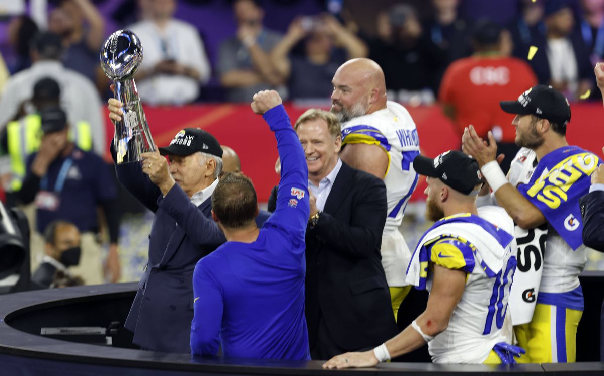 Spectacol în SuperBowl LVI » Los Angeles Rams a reușit să întoarcă scorul și să câștige pentru a doua oară trofeul