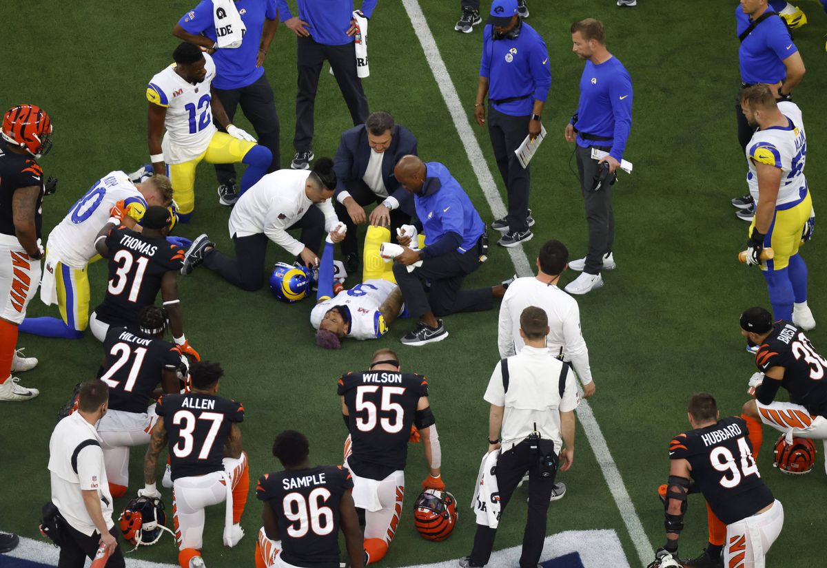 Eminem a repetat gestul lui Colin Kaepernick la SuperBowl » Ce a răspuns NFL, acuzată că i-ar fi interzis