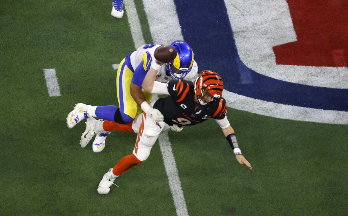 Spectacol în SuperBowl LVI » Los Angeles Rams a reușit să întoarcă scorul și să câștige pentru a doua oară trofeul