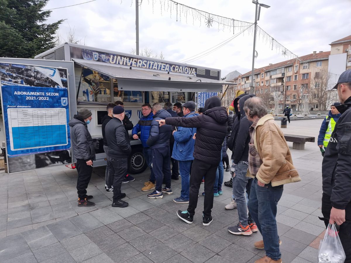 A venit nota de plată după derby-ul Craiovei » Amenzi mari dictate de Jandarmerie după ce ultrașii celor două echipe au oprit meciul de două ori