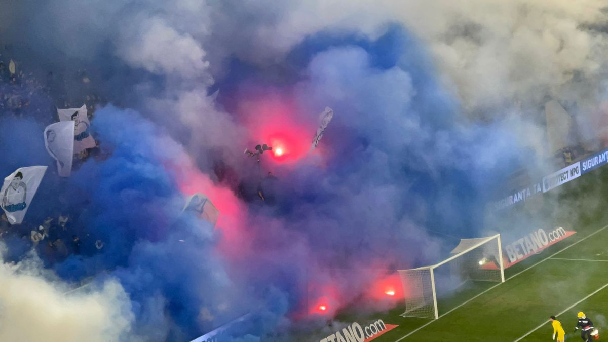 A venit nota de plată după derby-ul Craiovei » Amenzi mari dictate de Jandarmerie după ce ultrașii celor două echipe au oprit meciul de două ori