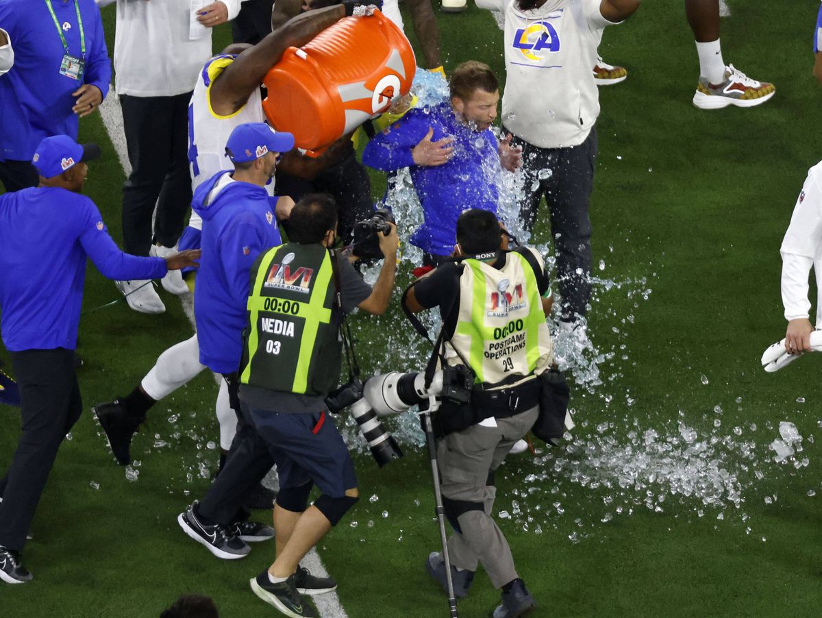 Spectacol în SuperBowl LVI » Los Angeles Rams a reușit să întoarcă scorul și să câștige pentru a doua oară trofeul