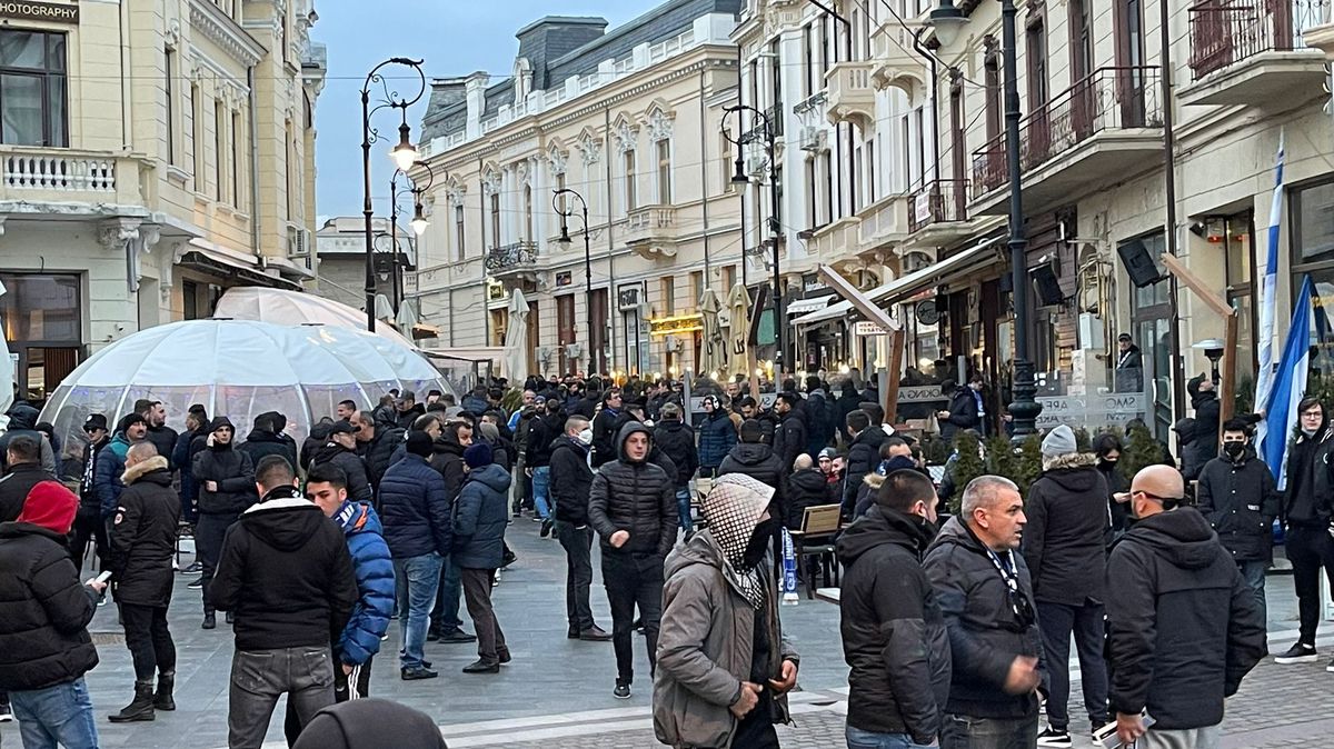 A venit nota de plată după derby-ul Craiovei » Amenzi mari dictate de Jandarmerie după ce ultrașii celor două echipe au oprit meciul de două ori