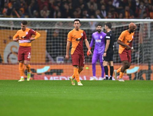 Galatasaray, club la care evoluează internaționalii Alexandru Cicâldău (24 de ani) și Olimpiu Moruțan (22 de ani), are probleme pe toate planurile.