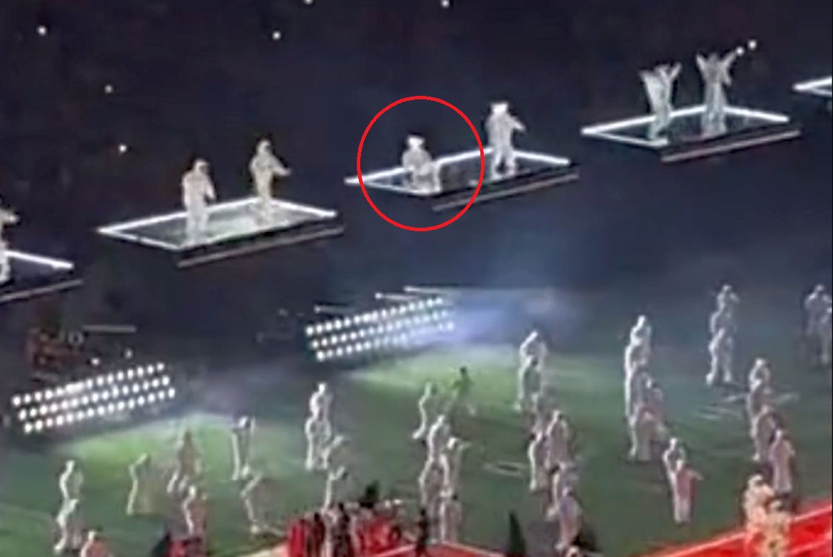 Concertul Rihannei la Super Bowl se putea sfârși tragic » Un dansator, la un pas să cadă de la mare înălțime