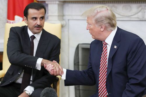 În stânga, Emirul Qatarului, la o întâlnire cu fostul președinte al SUA, Donald Trump // foto: Imago Images