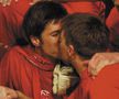 Cînd Liverpool a cîştigat Liga Campionilor în 2005, mijlocaşii Xabi Alonso şi Steven Gerrard au sărbătorit în acelaşi mod, sărutîndu-se în timp ce sărbătoreau victoria