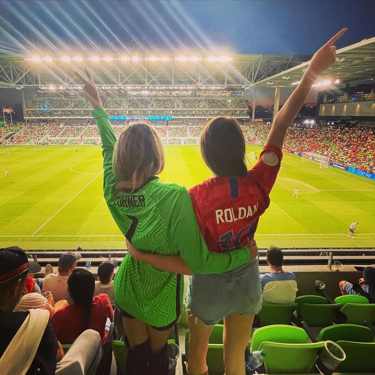 „Nu totul e frumos și strălucitor” » Iubita unui jucător dezvăluie ce a pățit înaintea unui meci: „Așa mi-am spart nasul”