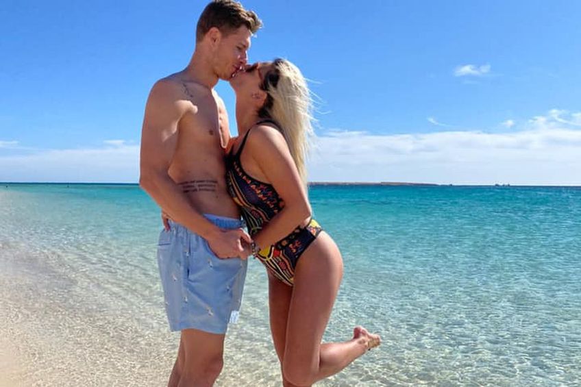 Gabriela și Marina Roșu, soția, respectiv sora mijlocașului Iulian Roșu (29 de ani), i-au transmit fotbalistului mesaje de susținere, după ce acesta s-a despărțit de Dinamo.