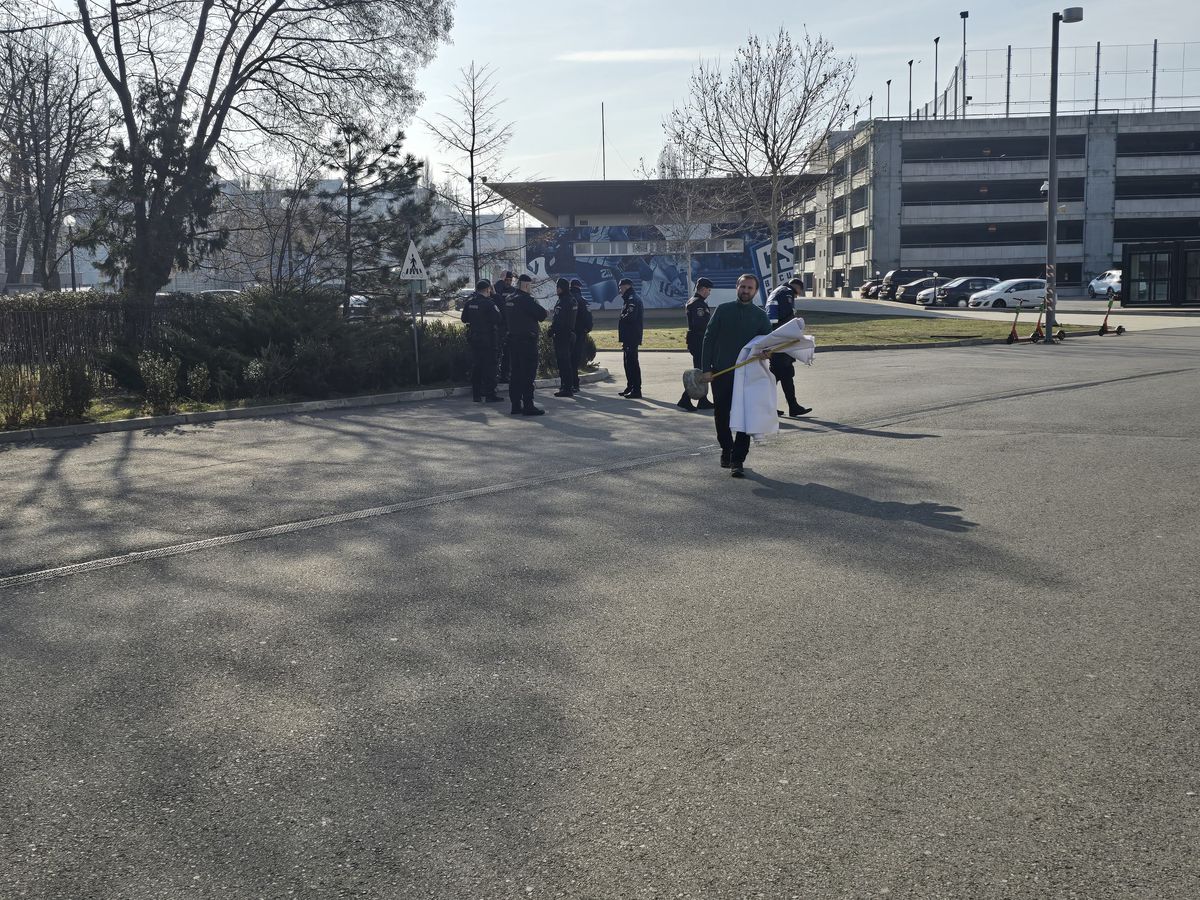 Un protestatar și două mașini de jandarmi la sediul Federației „Sunt aici ca să nu regret că n-am făcut nimic!”