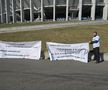 Un protestatar și două mașini de jandarmi la sediul Federației „Sunt aici ca să nu regret că n-am făcut nimic!”