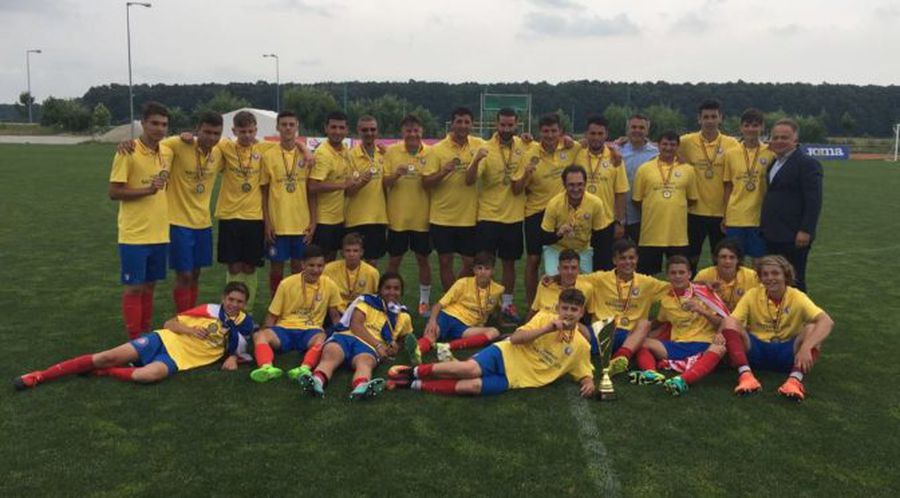 Andrei Gheorghiță (primul din stânga, jos) a cucerit titlul de campion la juniori cu Regal, în 2017 Andrei Gheorghiță, sub lupa omului care l-a crescut: „Jucător de fotbal total! Nu-mi închipuiam că va ajunge la fizicul de azi!” + Ce poreclă simpatică avea la juniori