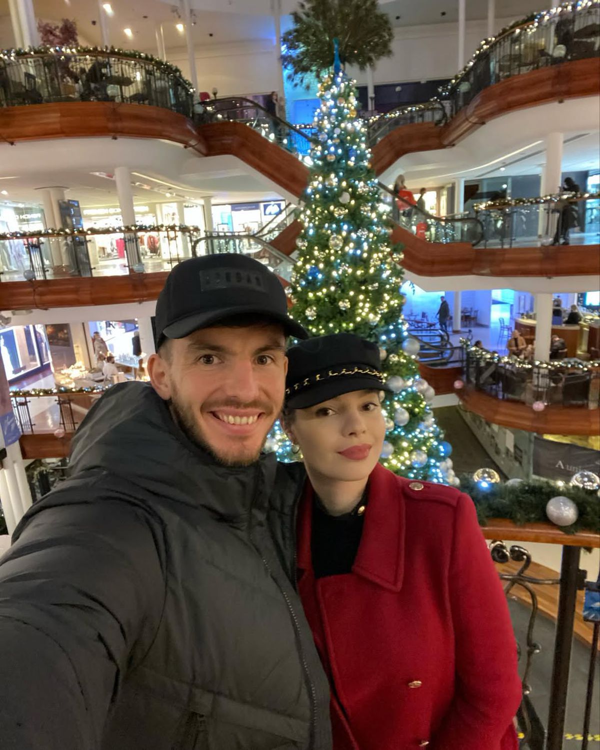 El, noul „stâlp” din defensiva FCSB » Ea, o doctoriță de succes, în plină ascensiune: „Am fost de multe ori cobaiul ei. Mi-era frică!”