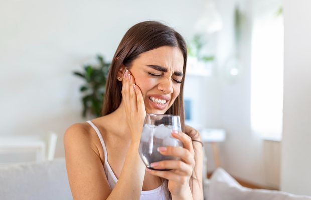 Ghid pentru îngrijirea dinților sensibili: Soluții și tratamente eficiente