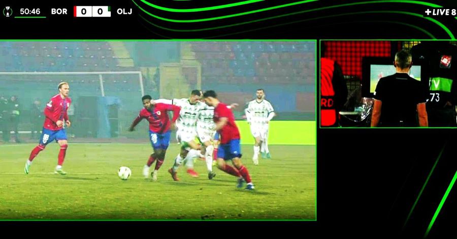 Radu Petrescu va decide eliminarea lui Raul Florucz (în alb, în momentul în care-și lovește adversarul). Foto: captură „Centralul” Radu Petrescu, criticat după ultima prestație la un meci european: „Mi-am dat seama de la bun început”