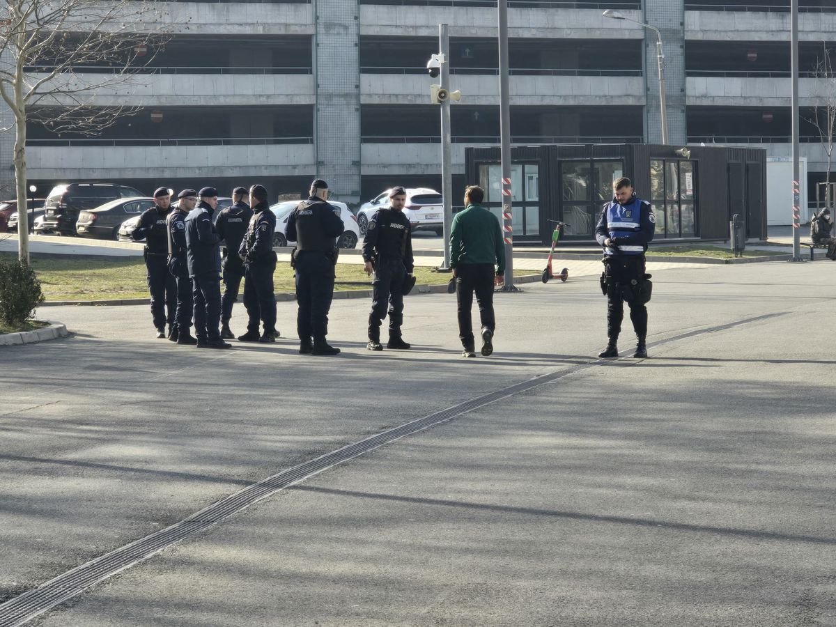 Un protestatar și două mașini de jandarmi la sediul Federației „Sunt aici ca să nu regret că n-am făcut nimic!”