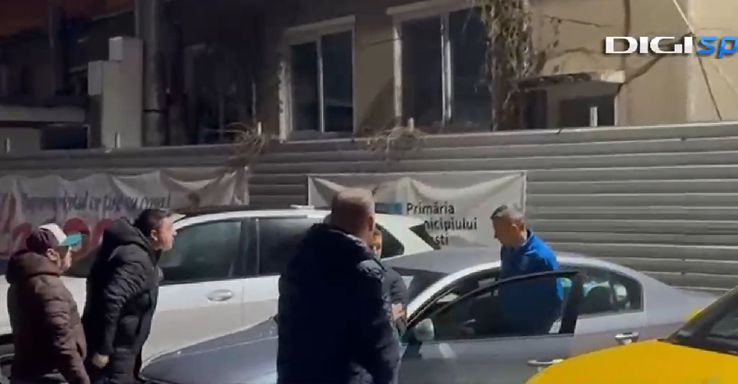 Radu Petrescu, așteptat de fanii piteșteni după gafa uriașă din meciul cu Petrolul // FOTO: captură Digi Sport