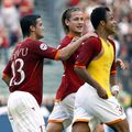 Cristi Chivu, sărbătorind cu Mancini, un gol marcat de brazilian în semifinala Cupei Italiei cu Udinese (2-1) în sezonul 2004-2005 / Foto: Imago