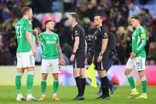 Radu Petrescu e copil! Newcastle - Aston Villa, făcut praf de arbitri » 3 greșeli flagrante în aceeași direcție, Rooney strigă: „Una dintre cele mai șocante decizii din fotbal”
