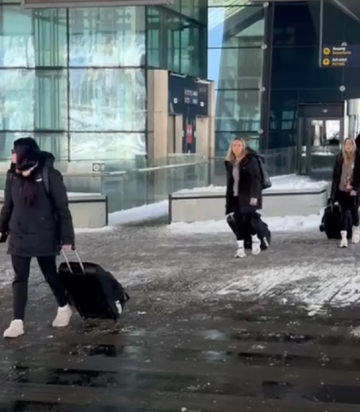 Coșmar pe drum pentru echipa Rapidului, înaintea meciului de mâine: „Noaptea a fost petrecută în aeroport”