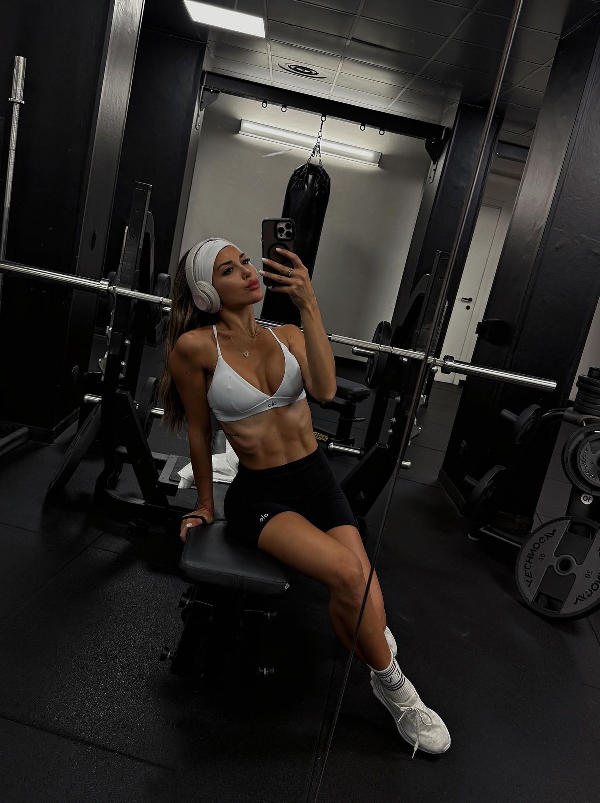 Căpitanul lui Chivu n-a fost susținut la derby de soția-fotomodel » Imaginea postată: „Mai aproape nu putem fi de Valentine's Day”