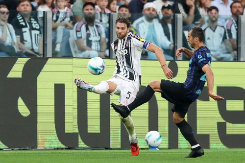 Manuel Locatelli (în duel cu Henrikh Mkhitaryan în derby-ul din tur) are 215 prezențe la Juventus, cu 7 goluri și 16 assisturi / Foto: Imago