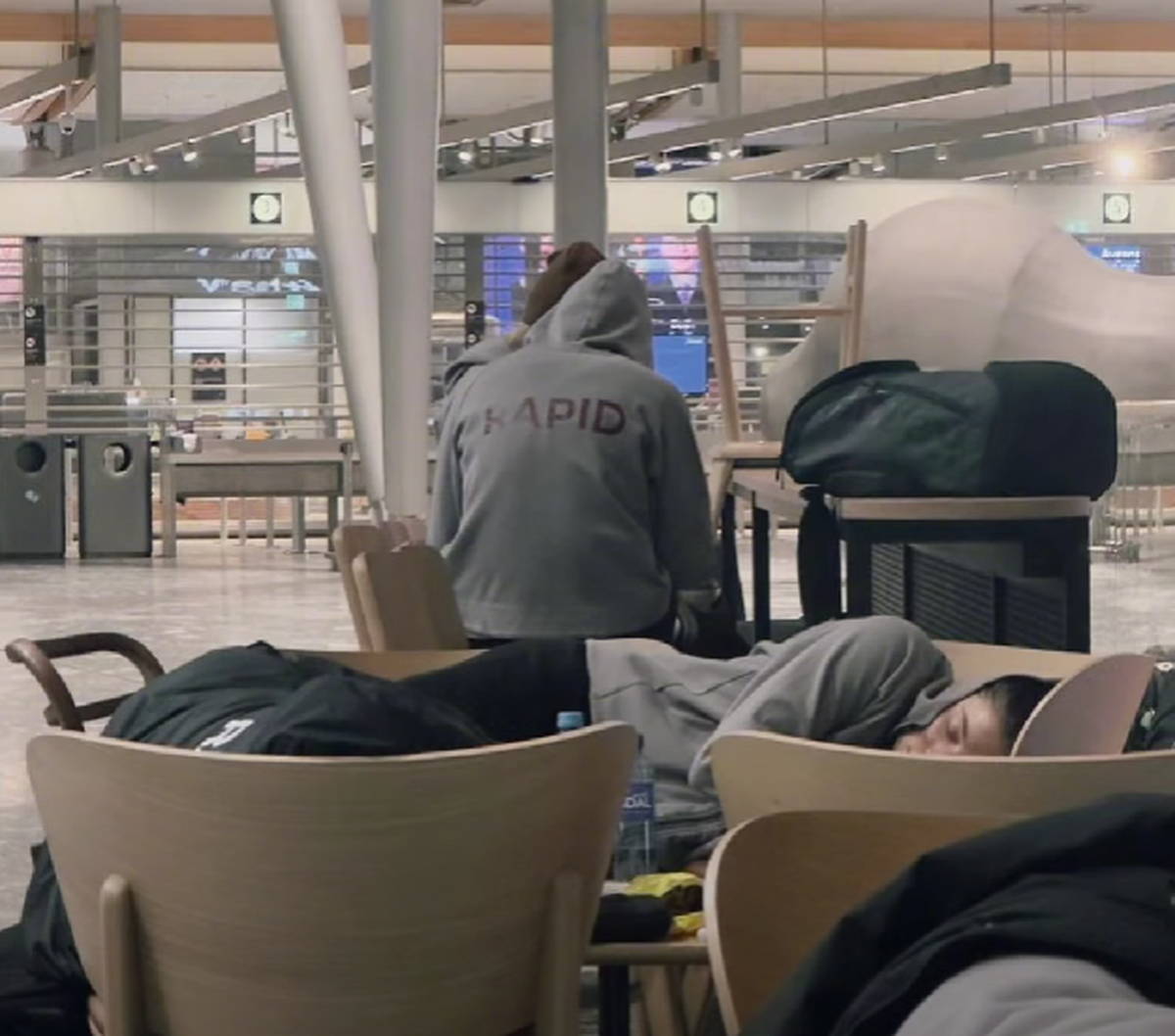 Coșmar pe drum pentru echipa Rapidului, înaintea meciului de mâine: „Noaptea a fost petrecută în aeroport”