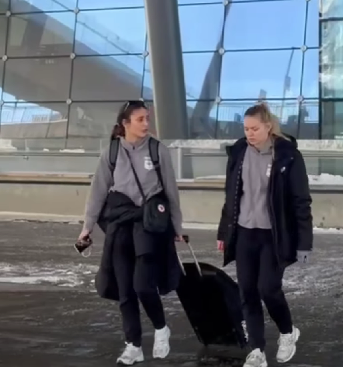 Coșmar pe drum pentru echipa Rapidului, înaintea meciului de mâine: „Noaptea a fost petrecută în aeroport”