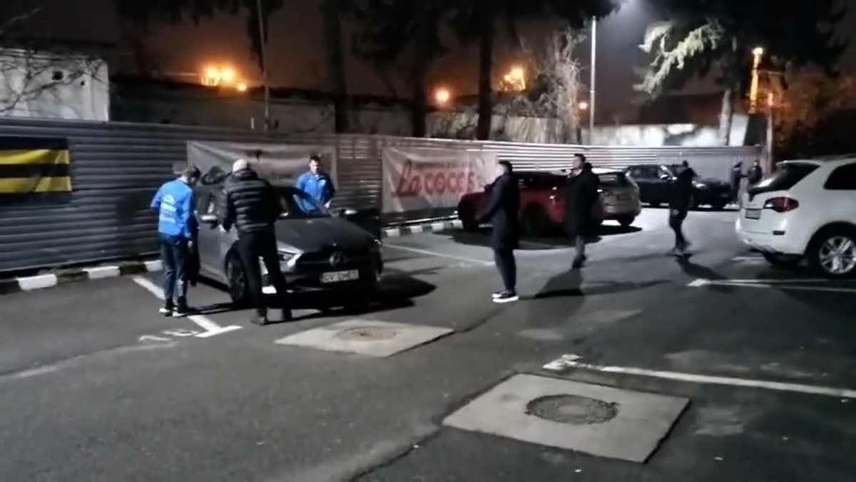 „Nesimțitule!” » Radu Petrescu, lăsat fără pază în parcare, la câteva minute după eroarea cât un loc în play-off