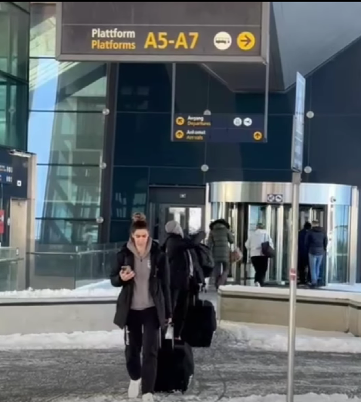 Coșmar pe drum pentru echipa Rapidului, înaintea meciului de mâine: „Noaptea a fost petrecută în aeroport”