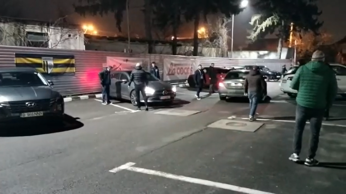 „Nesimțitule!” » Radu Petrescu, lăsat fără pază în parcare, la câteva minute după eroarea cât un loc în play-off