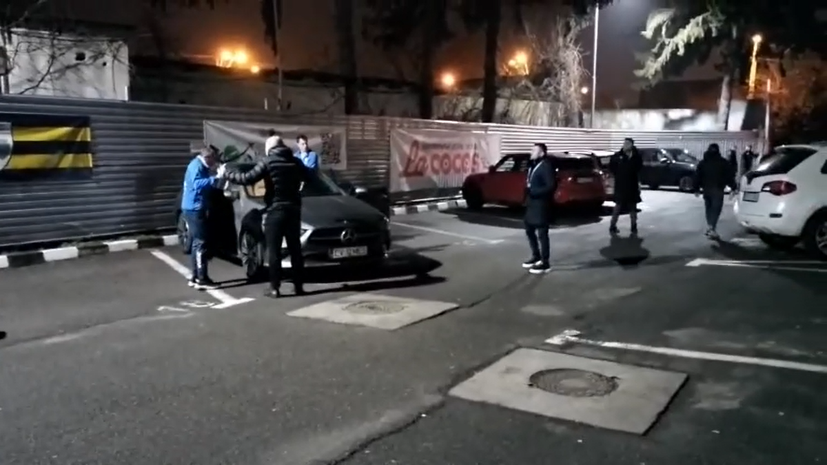 „Nesimțitule!” » Radu Petrescu, lăsat fără pază în parcare, la câteva minute după eroarea cât un loc în play-off