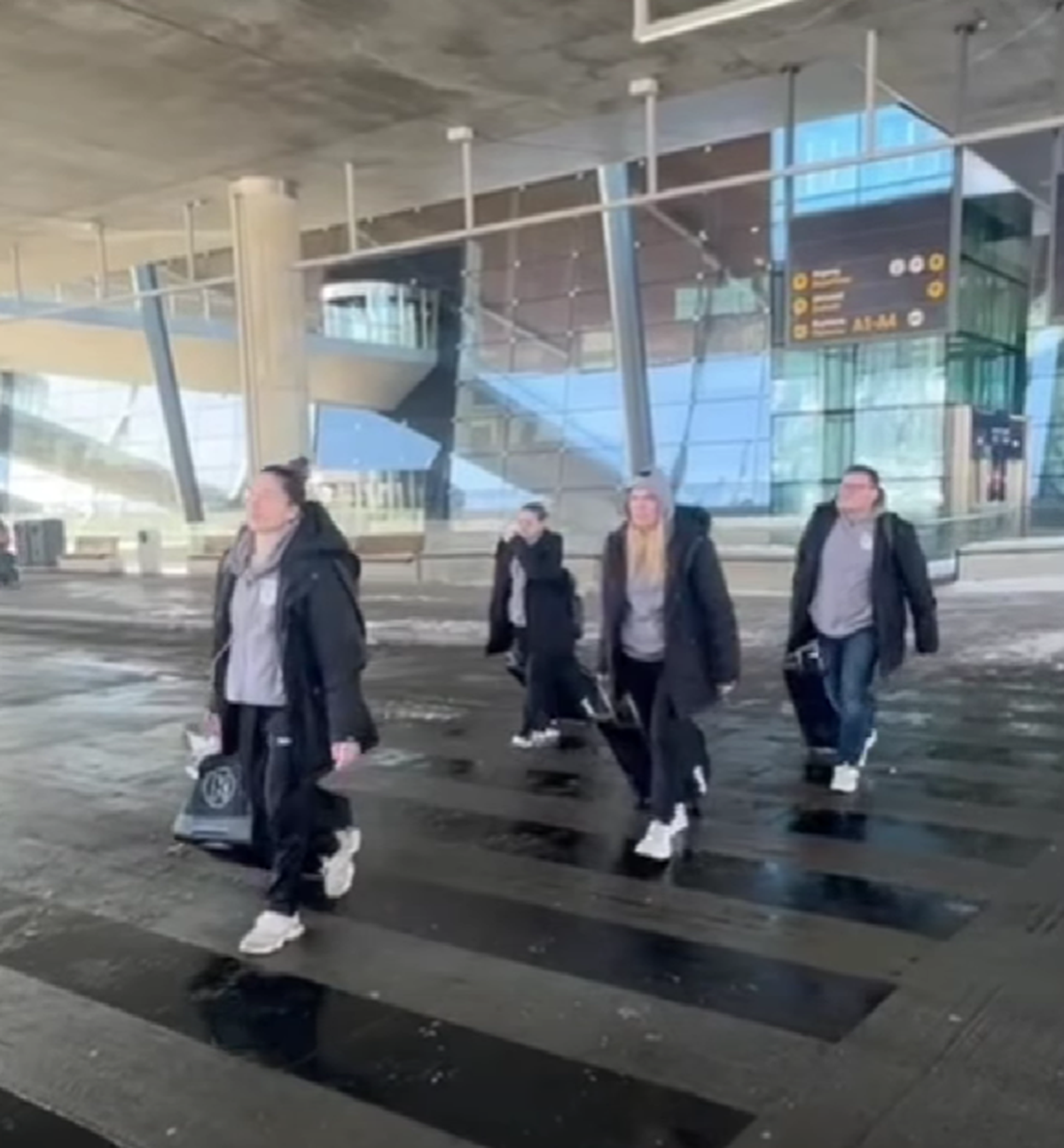 Coșmar pe drum pentru echipa Rapidului, înaintea meciului de mâine: „Noaptea a fost petrecută în aeroport”