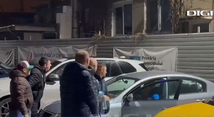 Radu Petrescu, așteptat de fanii piteșteni după gafa uriașă din meciul cu Petrolul // FOTO: captură Digi Sport