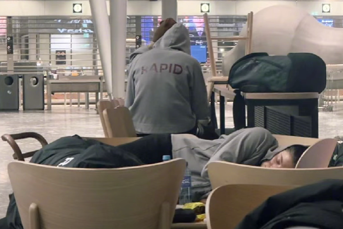 Coșmar pe drum pentru echipa Rapidului, înaintea meciului de mâine: „Noaptea a fost petrecută în aeroport”