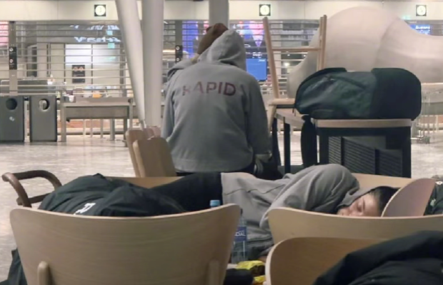 Coșmar pe drum pentru echipa Rapidului, înaintea meciului de mâine: „Noaptea a fost petrecută în aeroport”