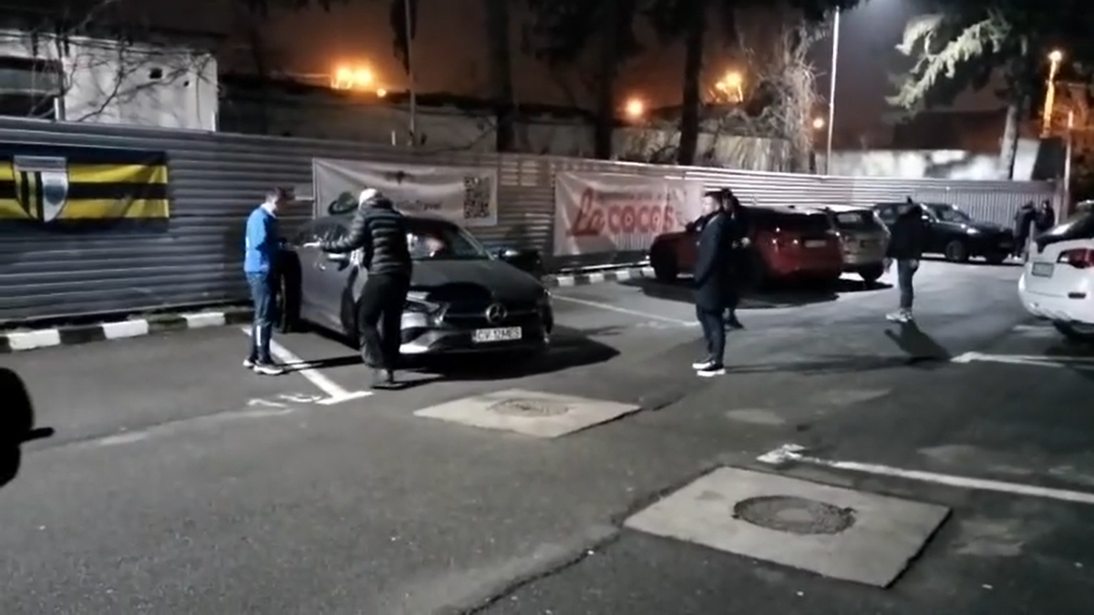 „Nesimțitule!” » Radu Petrescu, lăsat fără pază în parcare, la câteva minute după eroarea cât un loc în play-off