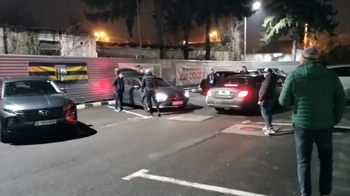 „Nesimțitule!” » Radu Petrescu, lăsat fără pază în parcare, la câteva minute după eroarea cât un loc în play-off