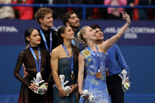 Podiumul probei de dans de la JO Milano-Cortina 2026 (Madison Chock și Evan Bates - SUA - argint, Laurence Fournier Baudry și Guillaume Cizeron - Franța - aur, Piper Gilles și Paul Poirier - Canada - bronz / Foto: Guliver  / Getty Images