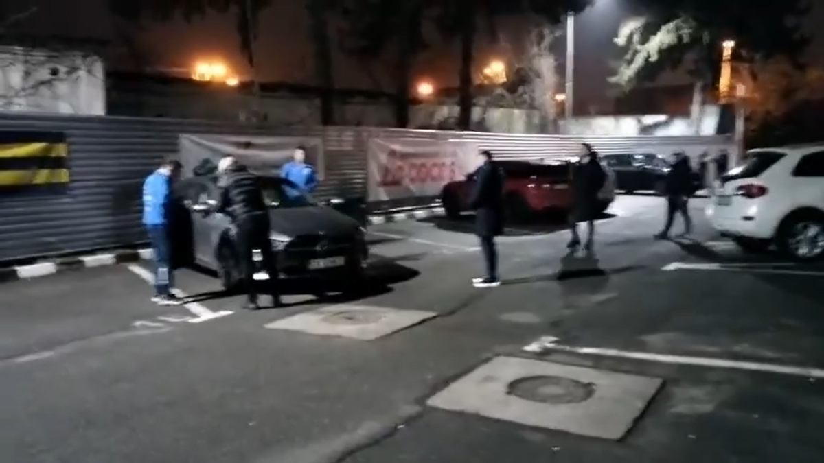 „Nesimțitule!” » Radu Petrescu, lăsat fără pază în parcare, la câteva minute după eroarea cât un loc în play-off