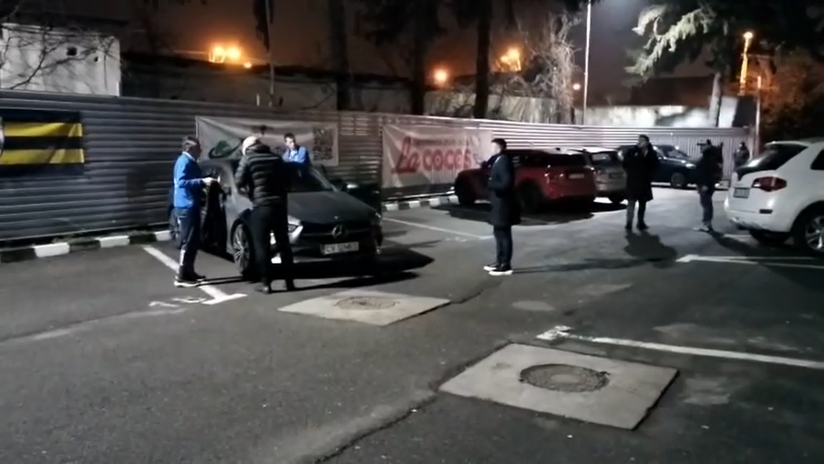 „Nesimțitule!” » Radu Petrescu, lăsat fără pază în parcare, la câteva minute după eroarea cât un loc în play-off