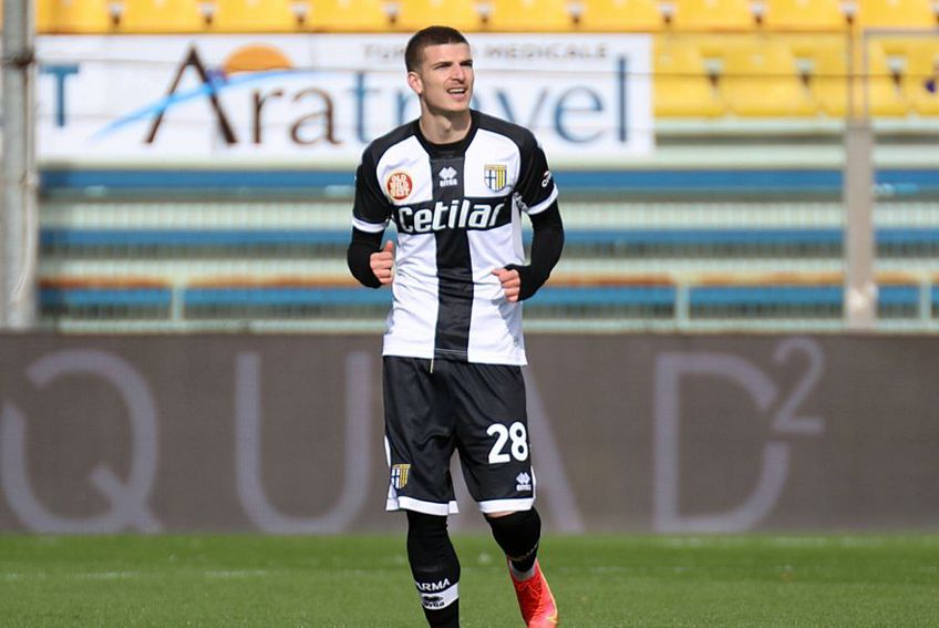 Valentin Mihăilă (21 de ani) a marcat în Parma - AS Roma, scor 2-0, dintr-o pasă primită de la Dennis Man (22 de ani). Cele două extreme „tricolore” au fost lăudate în Gazzetta dello Sport.