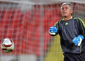 „Să-i luăm gâtul?! » „Țețe” Moraru îi ia apărarea lui Epassy, după gafa din Dinamo - Petrolul