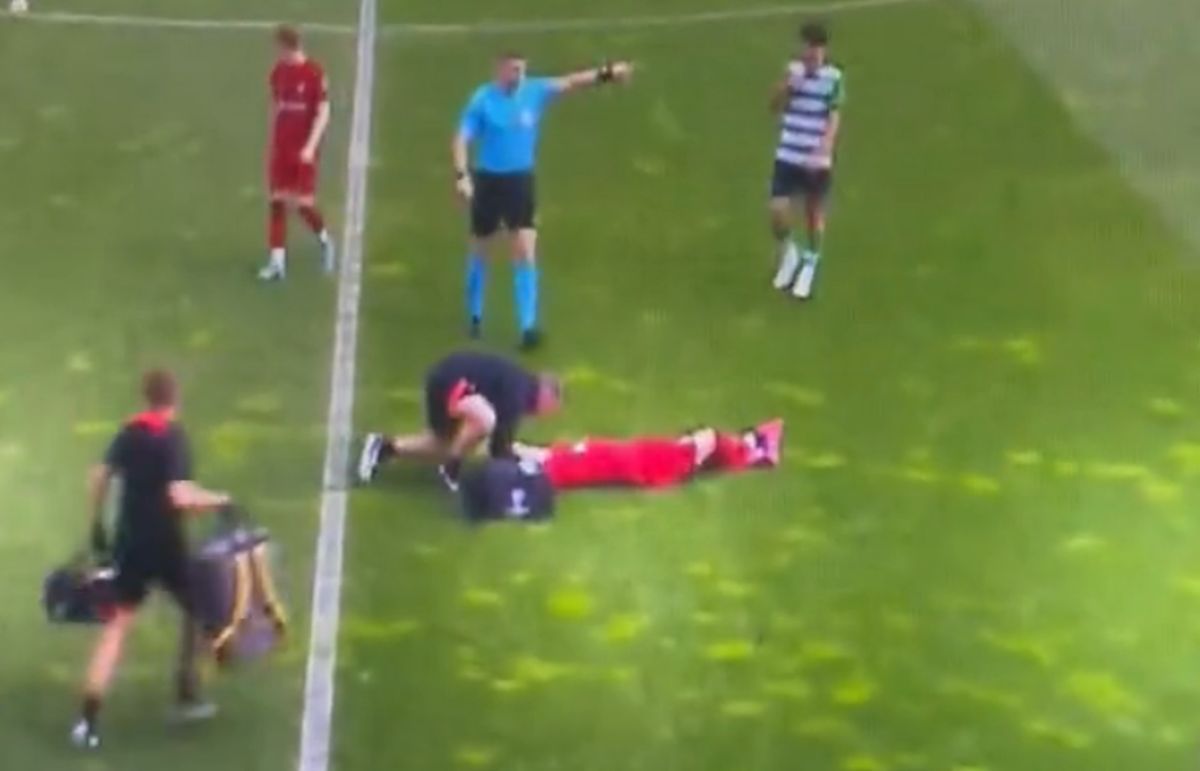 Spaimă în Youth League! Tânărul star de la Liverpool s-a prăbușit pe gazon