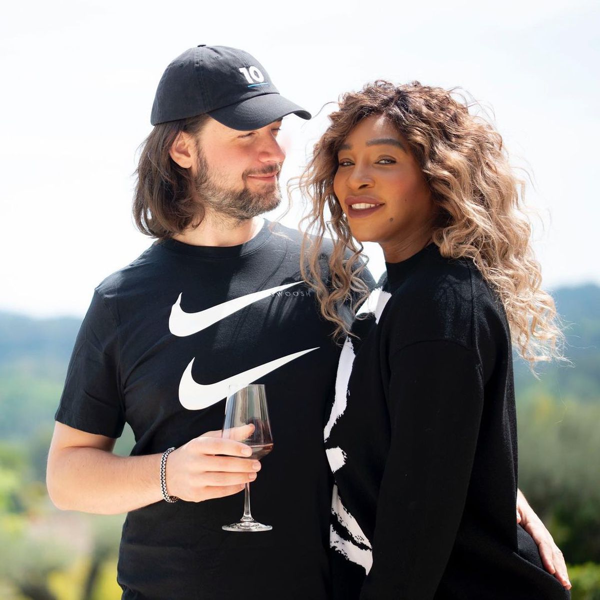 Serena Williams a apărut într-o ținută îndrăzneață la petrecerea iernii din Beverly Hills: „Când te cheamă, te urci în avion și o faci!”