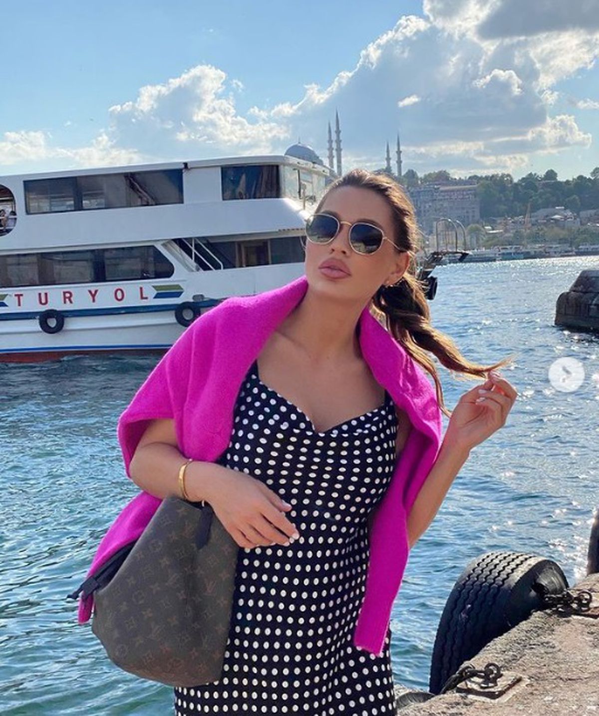 Dezvăluiri în tabloid » Adrian Mititelu jr. i-a dat pe mână un Lamborghini Urus noii lui iubite, „Angelina Jolie” de România