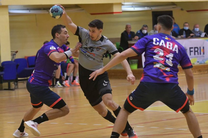 Călin Căbuț în duel cu apărarea celor de la Constanța într-un meci din Liga Zimbrilor FOTO Imago Images